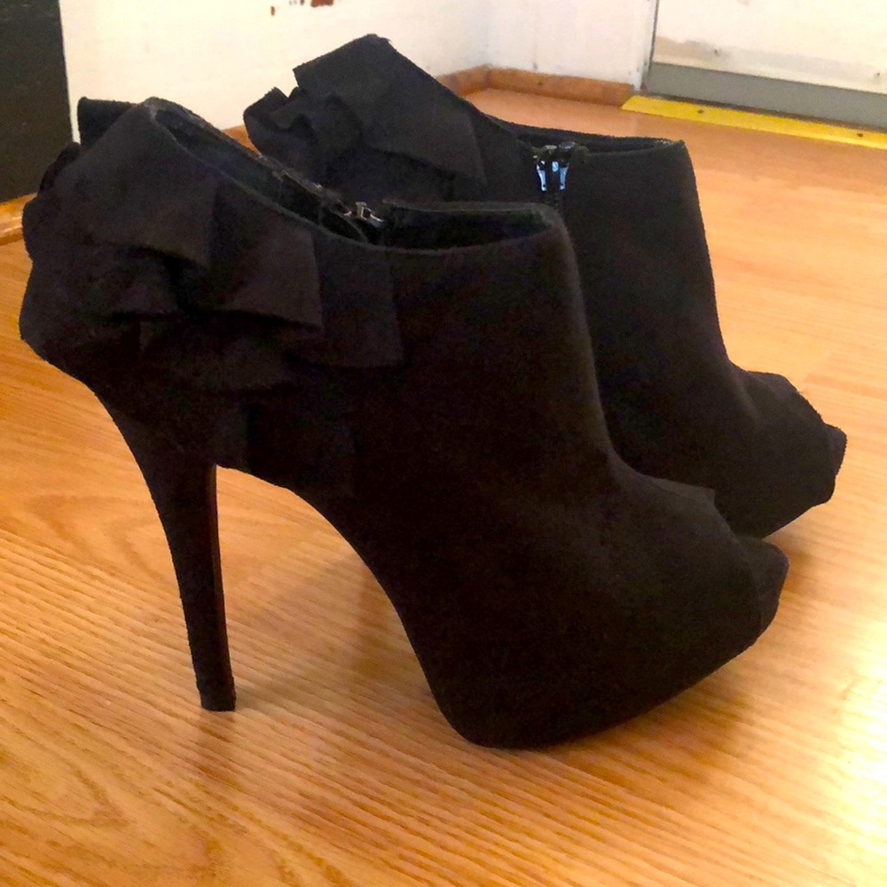 🖤Black Suede Peep Toe Heels🖤